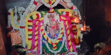 மயிலாடுதுறை பிரசன்ன மாரியம்மன் ஆலயத்தில் ஆடிசெவ்வாயை முன்னிட்டு கடைவியாபாரிகள் நலச்சங்கம் சார்பில் அன்னதானம்
