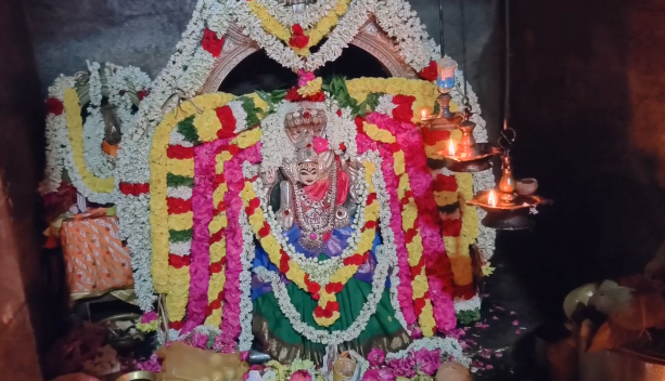 மயிலாடுதுறை பிரசன்ன மாரியம்மன் ஆலயத்தில் ஆடிசெவ்வாயை முன்னிட்டு கடைவியாபாரிகள் நலச்சங்கம் சார்பில் அன்னதானம்
