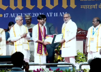 திருவாரூரில் உள்ள தமிழ்நாடு மத்திய பல்கலைக்கழகத்தின்11-வது பட்டமளிப்பு விழாவில் விழுந்த தமிழ்நாடு ஆளுநர் அர்லேக்கர்