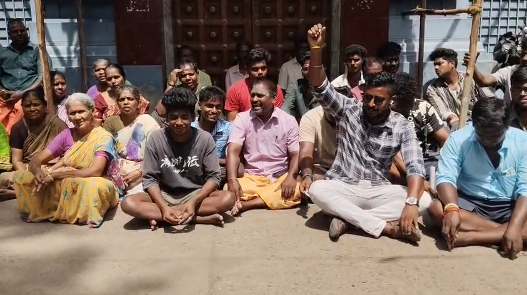 விழுப்புரம் கோவிலில் பூசாரி மீது தாக்குதல் – கோவிலை திறக்கக் கோரி மக்கள் கோவில் முன்பு தர்ணா