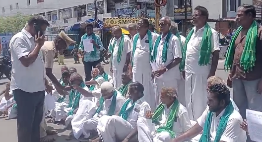 கூட்டுறவு சங்கங்களில் விவசாயிகளுக்கு உடனடியாக கடன் வழங்கக்கோரி ஆட்சியர் அலுவலகம் எதிரே சாலைமறியல்