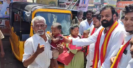 TVKஆட்சி அமைத்து 100-வது தினத்தை முன்னிட்டு மயிலாடுதுறையில் TVK-வினர் உற்சாக கொண்டாட்டம்