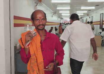 நல்ல காலம் பிறக்குது நல்ல காலம் பிறக்குது என்று மயிலாடுதுறை TVK அலுவலகத்திற்கு வந்த குடுகுடுப்பைக்காரர்