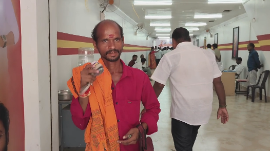நல்ல காலம் பிறக்குது நல்ல காலம் பிறக்குது என்று மயிலாடுதுறை TVK அலுவலகத்திற்கு வந்த குடுகுடுப்பைக்காரர்