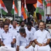 திண்டிவனம் அஞ்சல் நிலையம் எதிரில் காங்கிரஸ் கட்சி சார்பில் நடைபெற்ற போராட்டத்தில் மத்திய அரசுக்கு எதிராக கோஷங்கள்