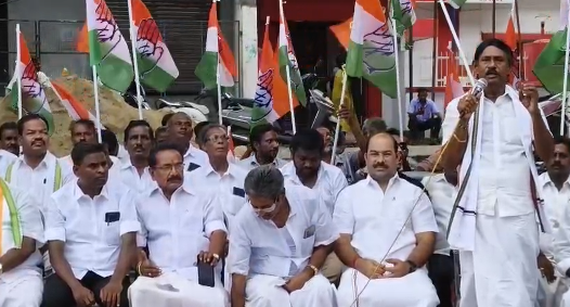 திண்டிவனம் அஞ்சல் நிலையம் எதிரில் காங்கிரஸ் கட்சி சார்பில் நடைபெற்ற போராட்டத்தில் மத்திய அரசுக்கு எதிராக கோஷங்கள்