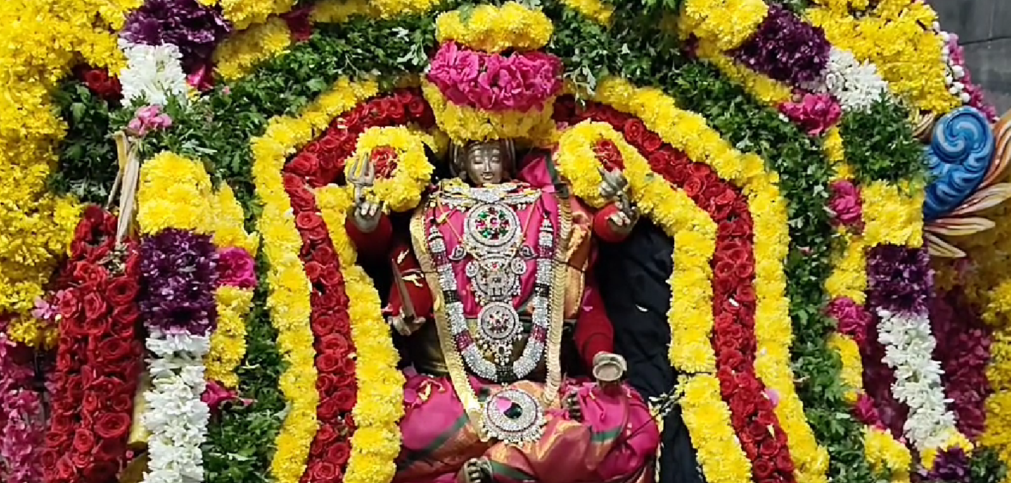 சந்திரபாடி கிராமத்தில் உள்ள 200 ஆண்டுகள் பழமை வாய்ந்த ஸ்ரீ சீதளாதேவி மாரியம்மன் ஆலயத்தில் ஆடிப்பெருக்கை முன்னிட்டு பால்குடம் திருவிழா