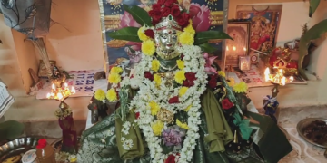 வரலட்சுமி நோன்பை முன்னிட்டு, வீடுகளில் பெண்கள் சுமங்கலி வரம் வேண்டி, குத்துவிளக்கு பூஜை