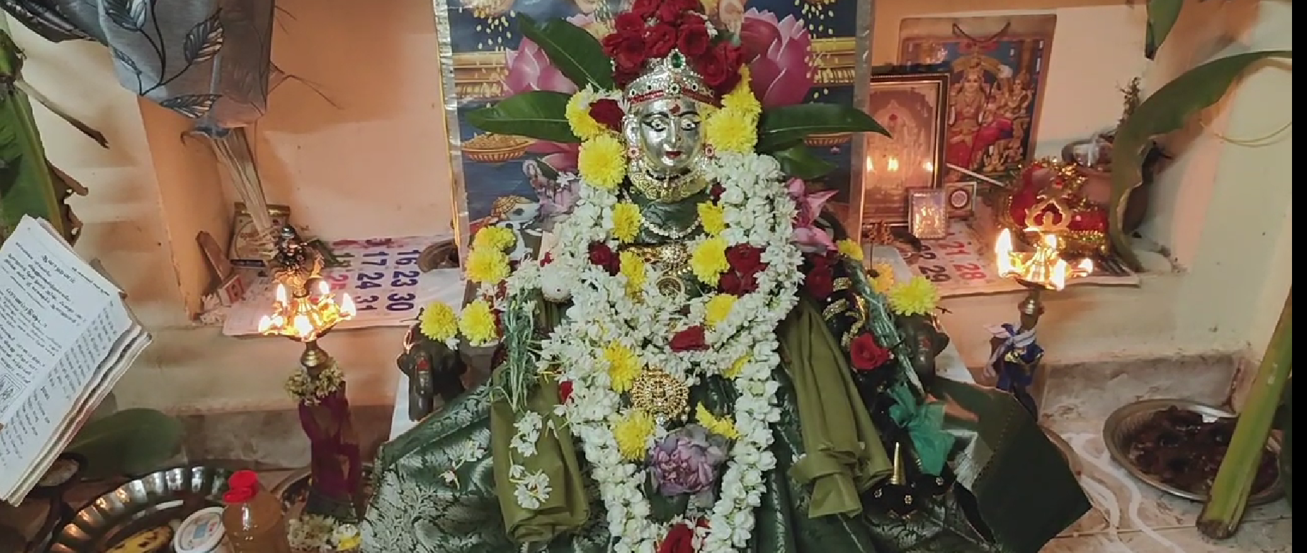வரலட்சுமி நோன்பை முன்னிட்டு, வீடுகளில் பெண்கள் சுமங்கலி வரம் வேண்டி, குத்துவிளக்கு பூஜை