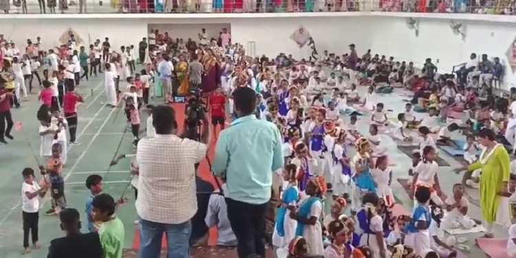 மயிலாடுதுறையில் ஒரே நேரத்தில் பல கலைகளை 60 நிமிடத்தில் செய்த International World Record Chronicles பதிவு