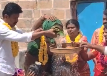 திருக்கடையூர் கோவிலில் நடிகர் சமுத்திரக்கனி உறவினர் நிகழ்வில் பங்கேற்று சாமி தரிசனம்