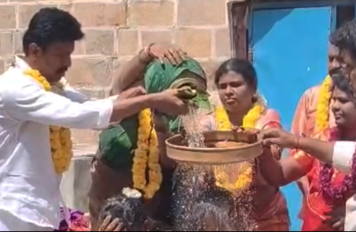 திருக்கடையூர் கோவிலில் நடிகர் சமுத்திரக்கனி உறவினர் நிகழ்வில் பங்கேற்று சாமி தரிசனம்