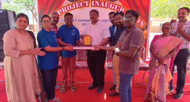 மயிலாடுதுறையில் தவெக, திமுகவினர் போராட்டம். தவெகவினர் போராட்டம் நடத்திய இடத்தில் சாலைமறியல் போராட்டம்