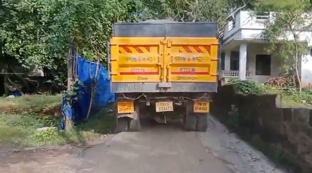 மயிலாடுதுறையில் தவெக, திமுகவினர் போராட்டம். தவெகவினர் போராட்டம் நடத்திய இடத்தில் சாலைமறியல் போராட்டம்