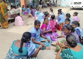 உயர்த்தப்பட்ட சம்பளம் வழங்க வலியுறுத்தி தற்காலிக ஒப்பந்த தூய்மை பணியாளர்கள் போராட்டம்