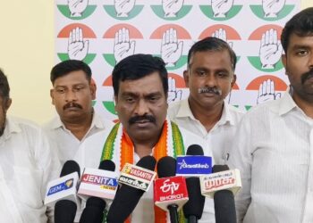 உதயநிதி ஸ்டாலின், யார் மனதையும் புண்படுத்தாமல் நடந்து கொள்வது என காங்கிரஸ் கமிட்டி தலைவர் சசிகுமார் தெரிவித்தார்