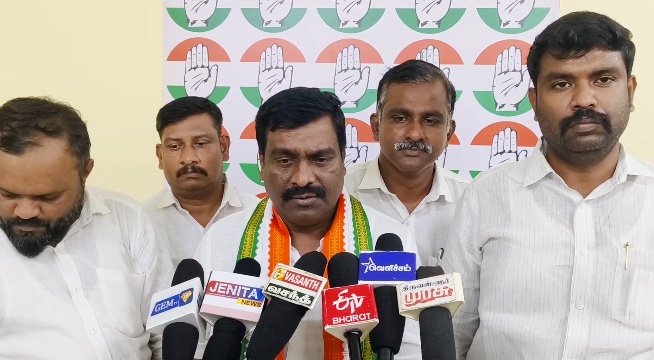 உதயநிதி ஸ்டாலின், யார் மனதையும் புண்படுத்தாமல் நடந்து கொள்வது என காங்கிரஸ் கமிட்டி தலைவர் சசிகுமார் தெரிவித்தார்