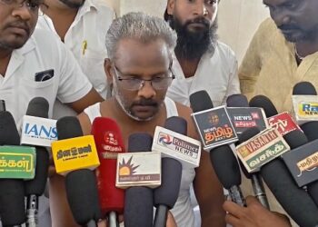 மயிலாடுதுறையில் TVK, DMK-வினர் போராட்டம். தவெகவினர் போராட்டம் நடத்திய இடத்தில் சாலைமறியல் போராட்டம்