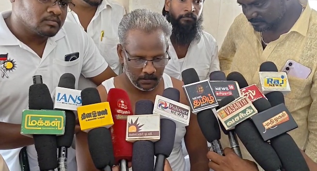 மயிலாடுதுறையில் தவெக, திமுகவினர் போராட்டம். தவெகவினர் போராட்டம் நடத்திய இடத்தில் சாலைமறியல் போராட்டம்