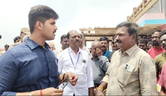 மயிலாடுதுறையில் தவெக, திமுகவினர் போராட்டம். தவெகவினர் போராட்டம் நடத்திய இடத்தில் சாலைமறியல் போராட்டம்