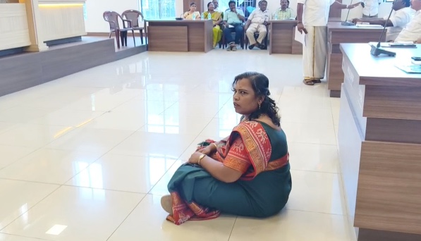 மயிலாடுதுறையில் தவெக, திமுகவினர் போராட்டம். தவெகவினர் போராட்டம் நடத்திய இடத்தில் சாலைமறியல் போராட்டம்