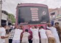 செம்பனார்கோவிலில் பழுதாகி நின்ற அரசு பேருந்து , மக்கள் ஒன்றிணைந்து பேருந்தின் பின்பக்கம் தள்ளிச்சென்ற அவலம்