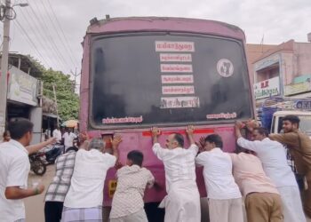 செம்பனார்கோவிலில் பழுதாகி நின்ற அரசு பேருந்து , மக்கள் ஒன்றிணைந்து பேருந்தின் பின்பக்கம் தள்ளிச்சென்ற அவலம்