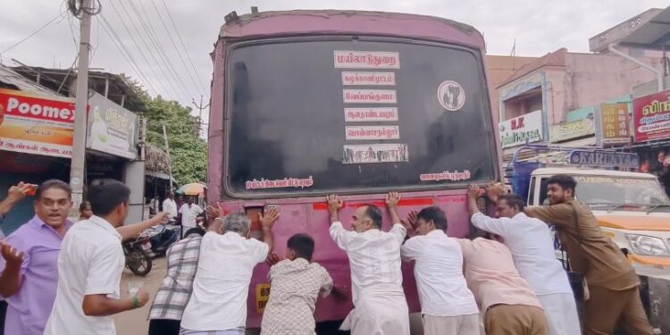 செம்பனார்கோவிலில் பழுதாகி நின்ற அரசு பேருந்து , மக்கள் ஒன்றிணைந்து பேருந்தின் பின்பக்கம் தள்ளிச்சென்ற அவலம்