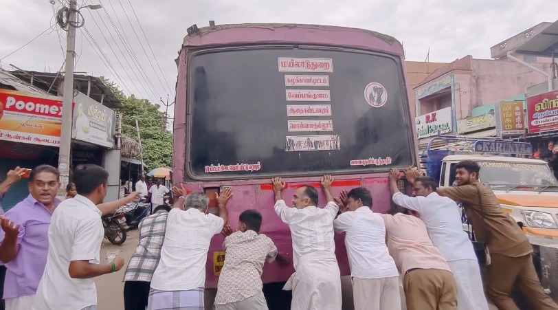 செம்பனார்கோவிலில் பழுதாகி நின்ற அரசு பேருந்து , மக்கள் ஒன்றிணைந்து பேருந்தின் பின்பக்கம் தள்ளிச்சென்ற அவலம்