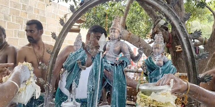 ஆடிக்கிருத்திகையை முன்னிட்டு 1800 ஆண்டுகள் பழமைவாய்ந்த பாலசுப்பிரமணிய சுவாமி ஆலயத்தில் பாதயாத்திரை