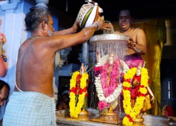 ஆடி கிருத்திகை: சிக்கல் சிங்காரவேலருக்கு 5,000 லிட்டர் பால் அபிஷேகம்