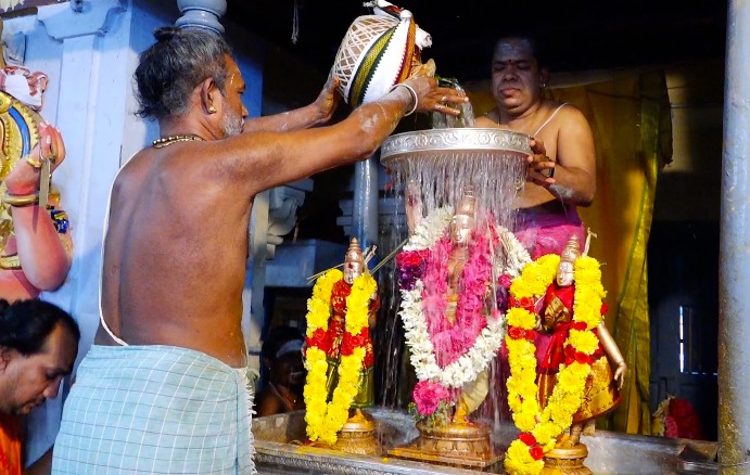ஆடி கிருத்திகை: சிக்கல் சிங்காரவேலருக்கு 5,000 லிட்டர் பால் அபிஷேகம்