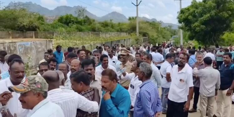 கன்னியாகுமரி முழுவதும் டாஸ்மாக கடைகள் முழு அடைப்பு போராட்டத்தில் ஈடுபட்டு டாஸ்மாக் கடைகள் அடைப்பு
