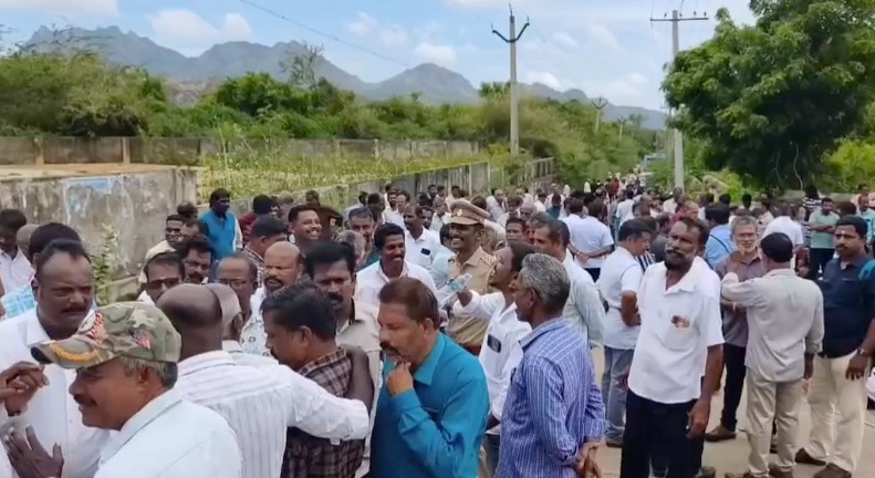 கன்னியாகுமரி முழுவதும் டாஸ்மாக கடைகள் முழு அடைப்பு போராட்டத்தில் ஈடுபட்டு டாஸ்மாக் கடைகள் அடைப்பு