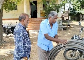 திருவள்ளூர் மின்மாற்றியில் ஏற்பட்ட பழுதை சீரமைக்க வந்த மின் வாரிய ஊழியர்களை கத்தியைக் காட்டி மிரட்டி தாக்கிய சம்பவம்