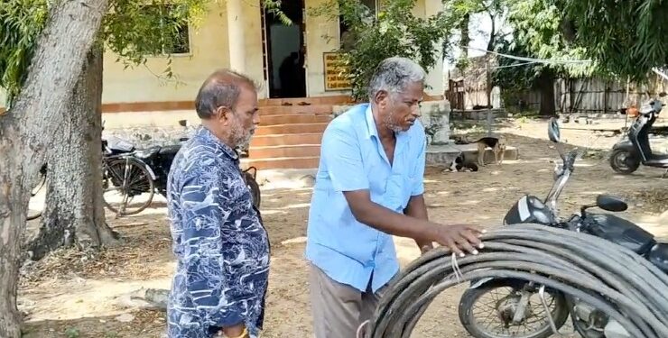 திருவள்ளூர் மின்மாற்றியில் ஏற்பட்ட பழுதை சீரமைக்க வந்த மின் வாரிய ஊழியர்களை கத்தியைக் காட்டி மிரட்டி தாக்கிய சம்பவம்