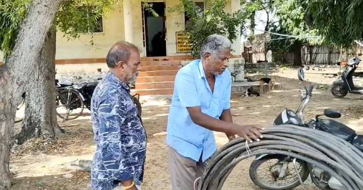 திருவள்ளூர் மின்மாற்றியில் ஏற்பட்ட பழுதை சீரமைக்க வந்த மின் வாரிய ஊழியர்களை கத்தியைக் காட்டி மிரட்டி தாக்கிய சம்பவம்