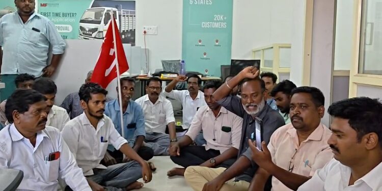 மயிலாடுதுறையில் தனியார் நிதிநிறுவனம் 4-மாதம் தவணைதொகை கட்டாததால் வாகனத்தை பறிமுதல்