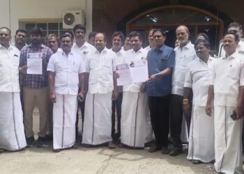 விழுப்புரம் நகராட்சிக்கு உட்பட்ட ஏரிகளில் கழிவு நீரை கலப்பதை தடுத்திட குப்பைகளை கொட்டி எரிப்பதை தடுத்து நிறுத்தADMKமனு