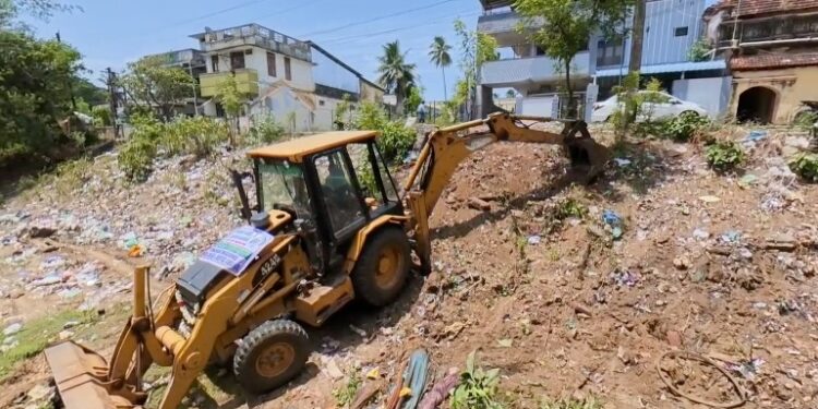 மயிலாடுதுறை நகரில் காவிரி ஆற்றை சுத்தம் செய்யும் மெகா தூய்மை பணி 5-கும் மேற்பட்ட JCPஇயந்திரங்களைக்கொண்டு பணி