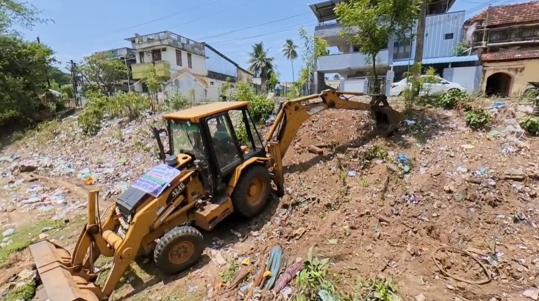 மயிலாடுதுறை நகரில் காவிரி ஆற்றை சுத்தம் செய்யும் மெகா தூய்மை பணி 5-கும் மேற்பட்ட JCPஇயந்திரங்களைக்கொண்டு பணி