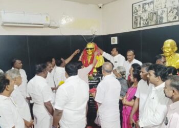மறைந்த முன்னாள் தமிழக முதல்வர் கருணாநிதியின் 8-ம் ஆண்டு நினைவு தினத்தை முன்னிட்டு அவரது உருவசிலைக்கு நினைவஞ்சலி