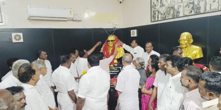 மறைந்த முன்னாள் தமிழக முதல்வர் கருணாநிதியின் 8-ம் ஆண்டு நினைவு தினத்தை முன்னிட்டு அவரது உருவசிலைக்கு நினைவஞ்சலி