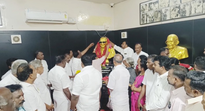 மறைந்த முன்னாள் தமிழக முதல்வர் கருணாநிதியின் 8-ம் ஆண்டு நினைவு தினத்தை முன்னிட்டு அவரது உருவசிலைக்கு நினைவஞ்சலி