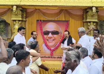 மயிலாடுதுறை முன்னாள் முதல்வர் கலைஞரின் 8-ம் ஆண்டு நினைவு தினம் திமுகவினரால் அனுசரிப்பு மரியாதை