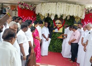 முன்னாள் முதல்வர் முத்தமிழறிஞர் கலைஞரின் திருவுருவ சிலை & திருவுருவபடங்களுக்கு திருவாரூரில் DMK-வினர் மரியாதை