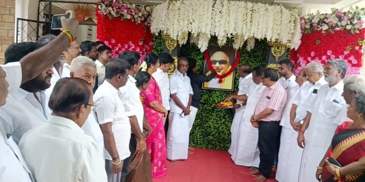 முன்னாள் முதல்வர் முத்தமிழறிஞர் கலைஞரின் திருவுருவ சிலை & திருவுருவபடங்களுக்கு திருவாரூரில் DMK-வினர் மரியாதை