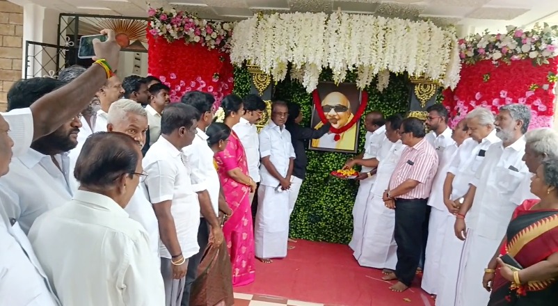 முன்னாள் முதல்வர் முத்தமிழறிஞர் கலைஞரின் திருவுருவ சிலை & திருவுருவபடங்களுக்கு திருவாரூரில் DMK-வினர் மரியாதை
