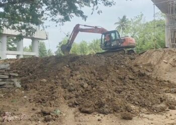 ரயில்வே மேம்பாலபணிக்காக தனியார் இடத்திலிருந்து,அனுமதி இன்றி, 6அடிக்கும் மேலாக மண்திருட்டு அதிகாரிகள்  நடவடிக்கை எடுக்கவில்லை ஆதங்கம்