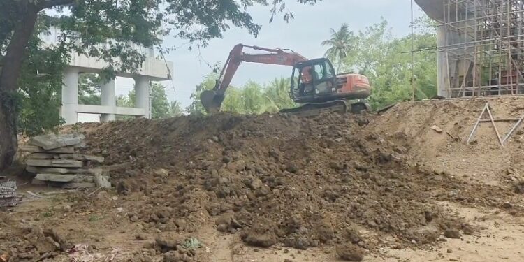 ரயில்வே மேம்பாலபணிக்காக தனியார் இடத்திலிருந்து,அனுமதி இன்றி, 6அடிக்கும் மேலாக மண்திருட்டு அதிகாரிகள் நடவடிக்கை எடுக்கவில்லை ஆதங்கம்